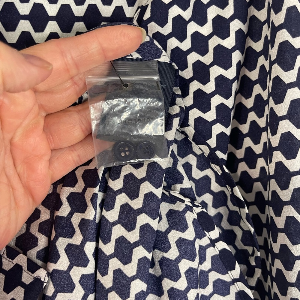 Tommy Hilfiger‎ Navy and White Zigzag Button Down blouse - Picture 8 of 10